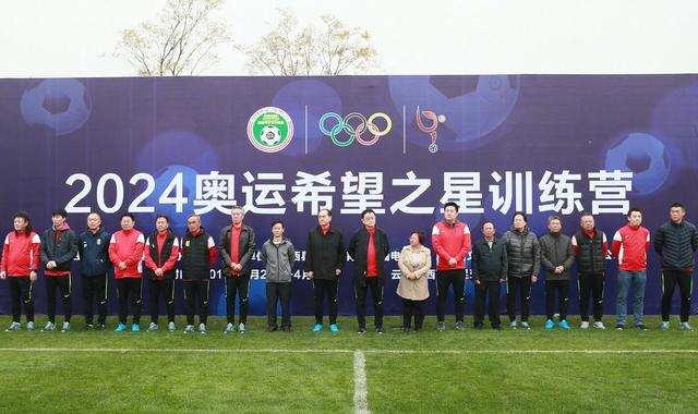 据The Athletic报道，2022年夏天，滕哈赫原本力主引进德容，但当时高层告知他没有足够转会预算，最后匆匆签下卡塞米罗。